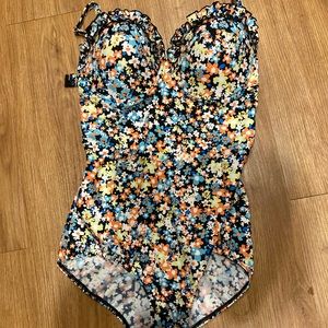 Women’s strapless or strapped swim suit